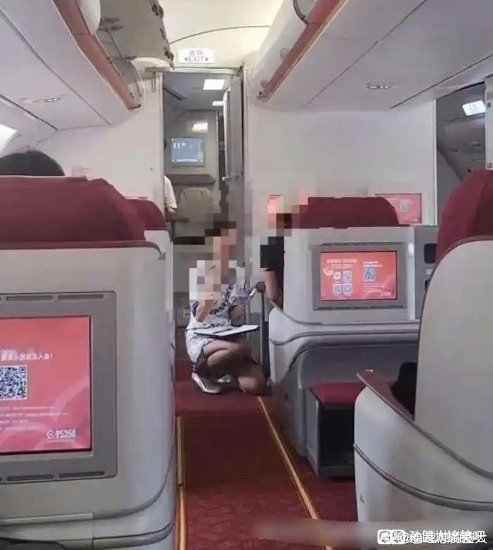 第一次坐飞机头等舱！空姐给我递来了小纸条……