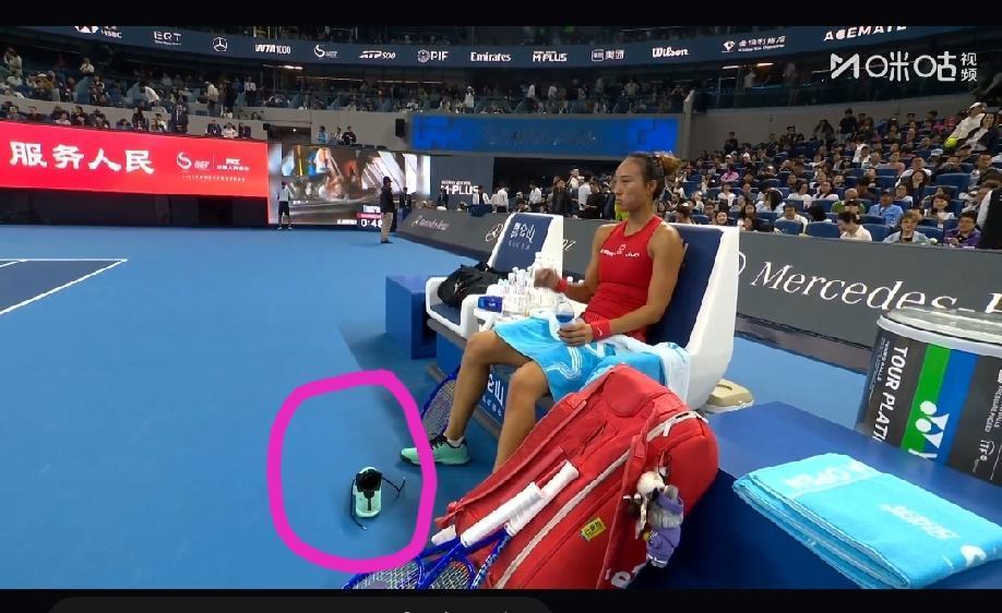 耐克公司给郑钦文的鞋子能不能合脚一点？看今天中网女单的决赛，发现一个细节，郑钦