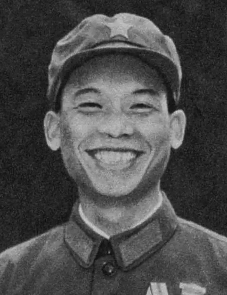 1979年2月，七战士被围。一人欲拉手榴弹同归于尽，班长急喊：“别冲动，还有希望