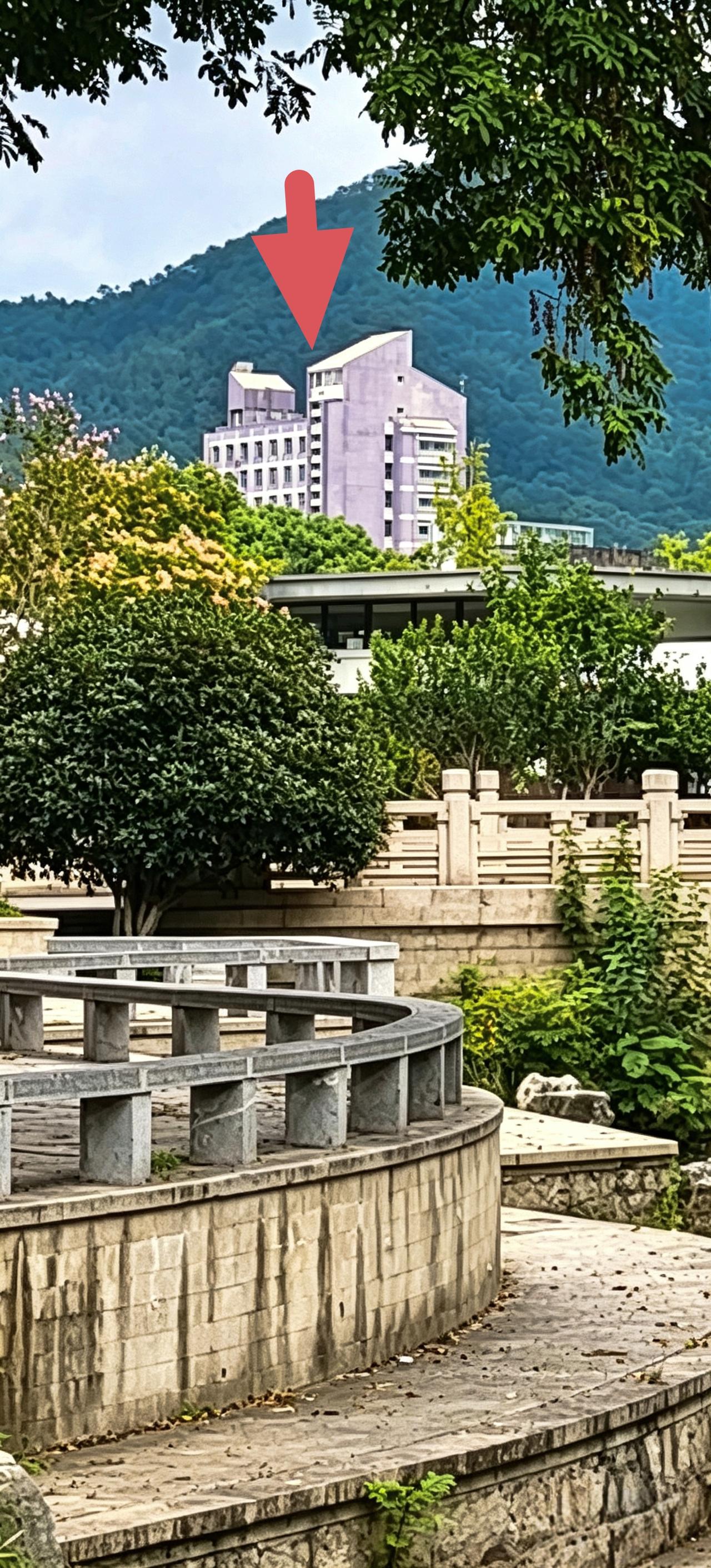 《诸位大神帮俺看看，豆包说得对吗？》这是豆包对这栋紫金山下、玄武湖畔的大