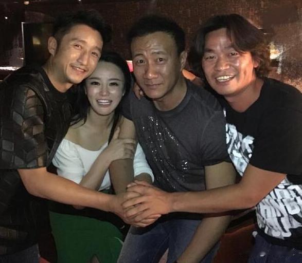 王宝强和邹市明合影，王宝强离婚了，邹市明被别人劝离，他们两个男人的头婚都不被人看