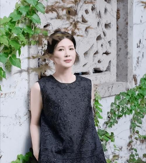 《亮剑》里温柔的田雨，竟要独自扛下1.4亿巨债谁能想到当年《亮剑》里让人印