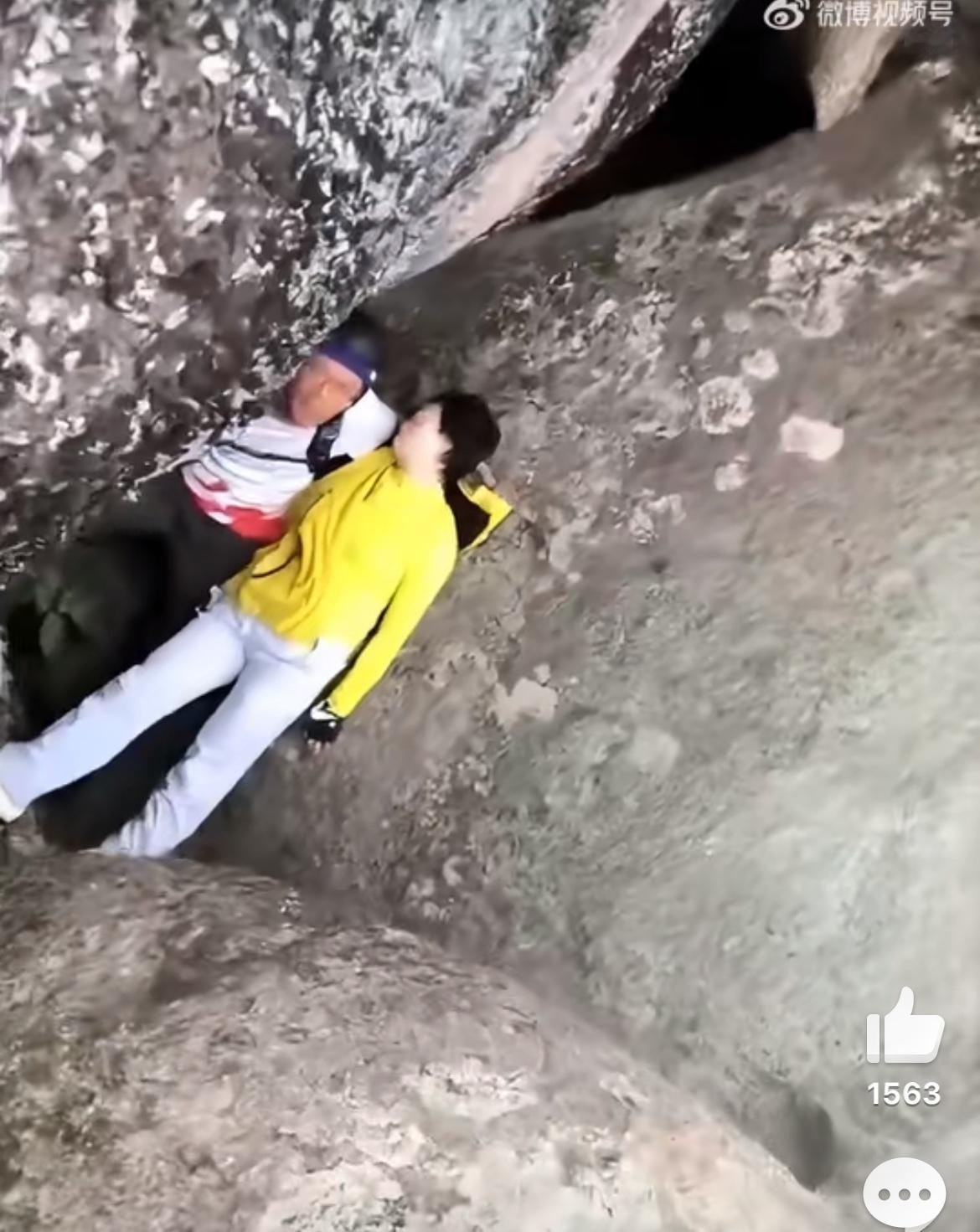 黄衣女玩户外，在大石头间蹦跳拍照嘚瑟，结果粉碎性骨折。就为了拍照发朋友圈，刚开始