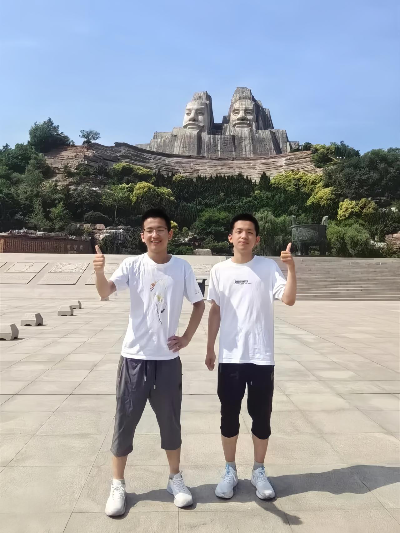 这对双胞胎兄弟俩被当地称为睿智兄弟。兄弟俩好似一个人。与其他双胞胎兄弟与姐妹不同