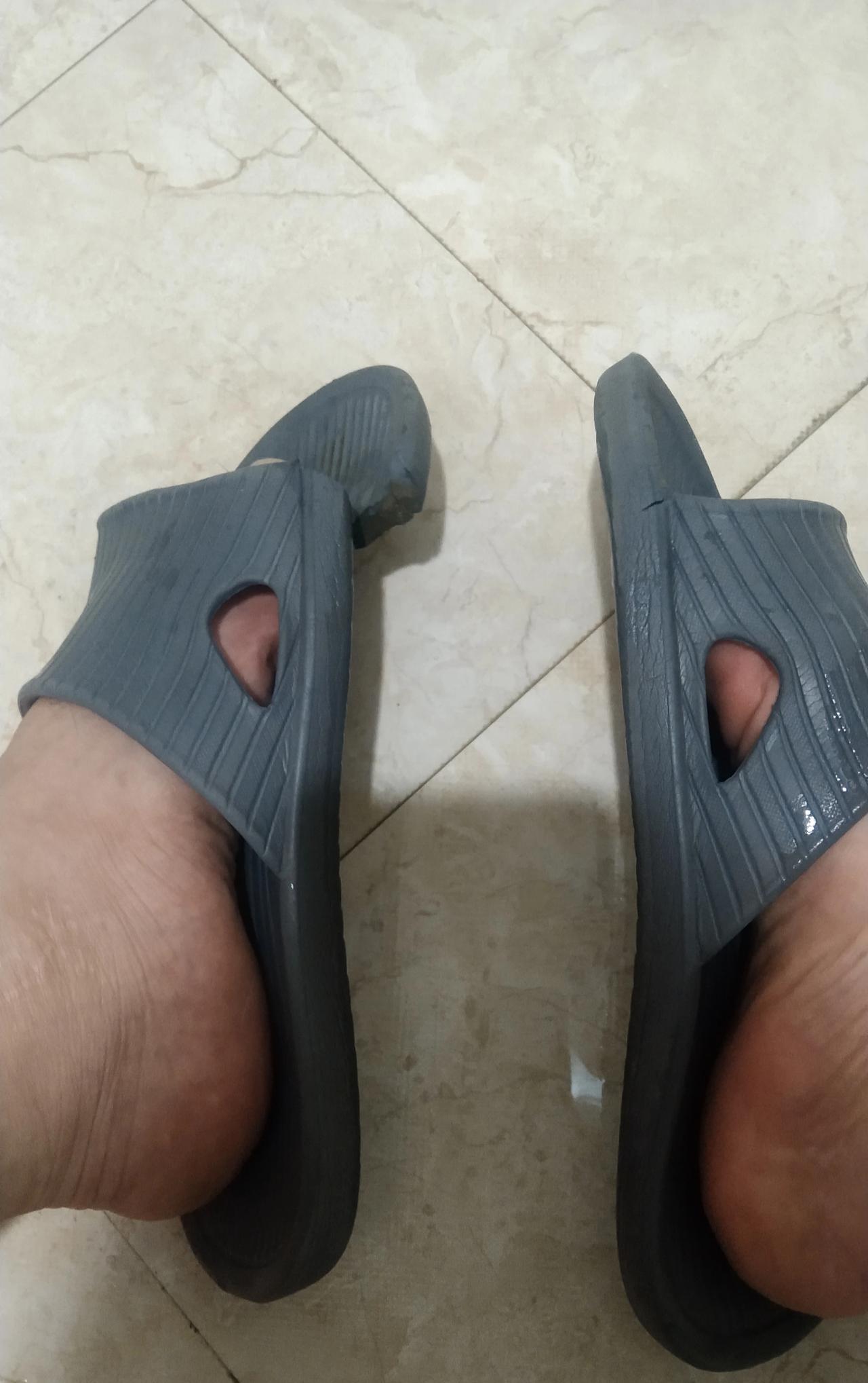 洗脚的时候，无意间看到我这双9.9元拖了两年的拖鞋，心中感慨万千！每天开着10多