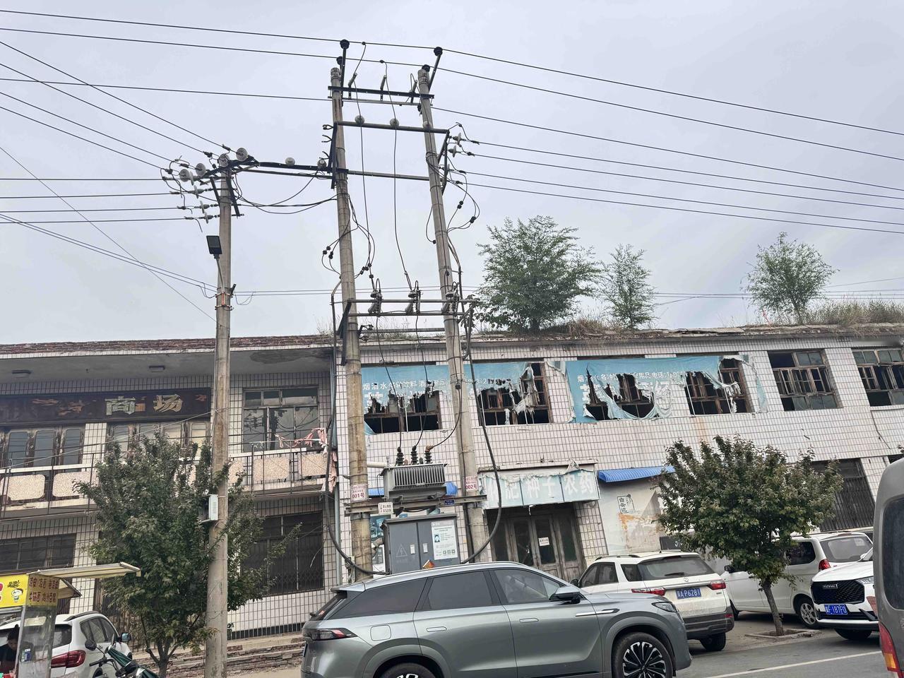 这是在我们村子里十字路口，大街中心位置的供销社商场。曾经这里是全镇人的消费中心，