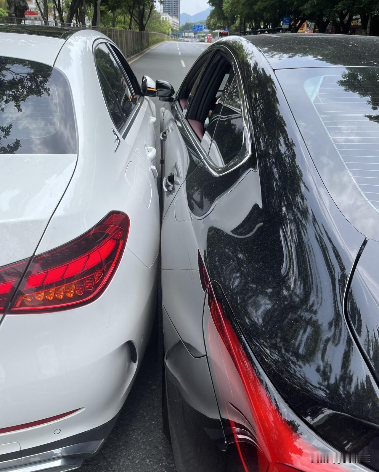 喜宴变葬礼。男子因全家给孩子办百日宴饮酒，无法开车，于是让父亲开车把岳父一家送回