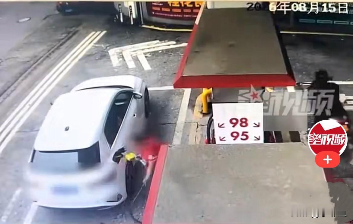近日，江苏镇江一位男子开着奥迪车进加油站加油，跟加油员说加300元钱的油，全程车