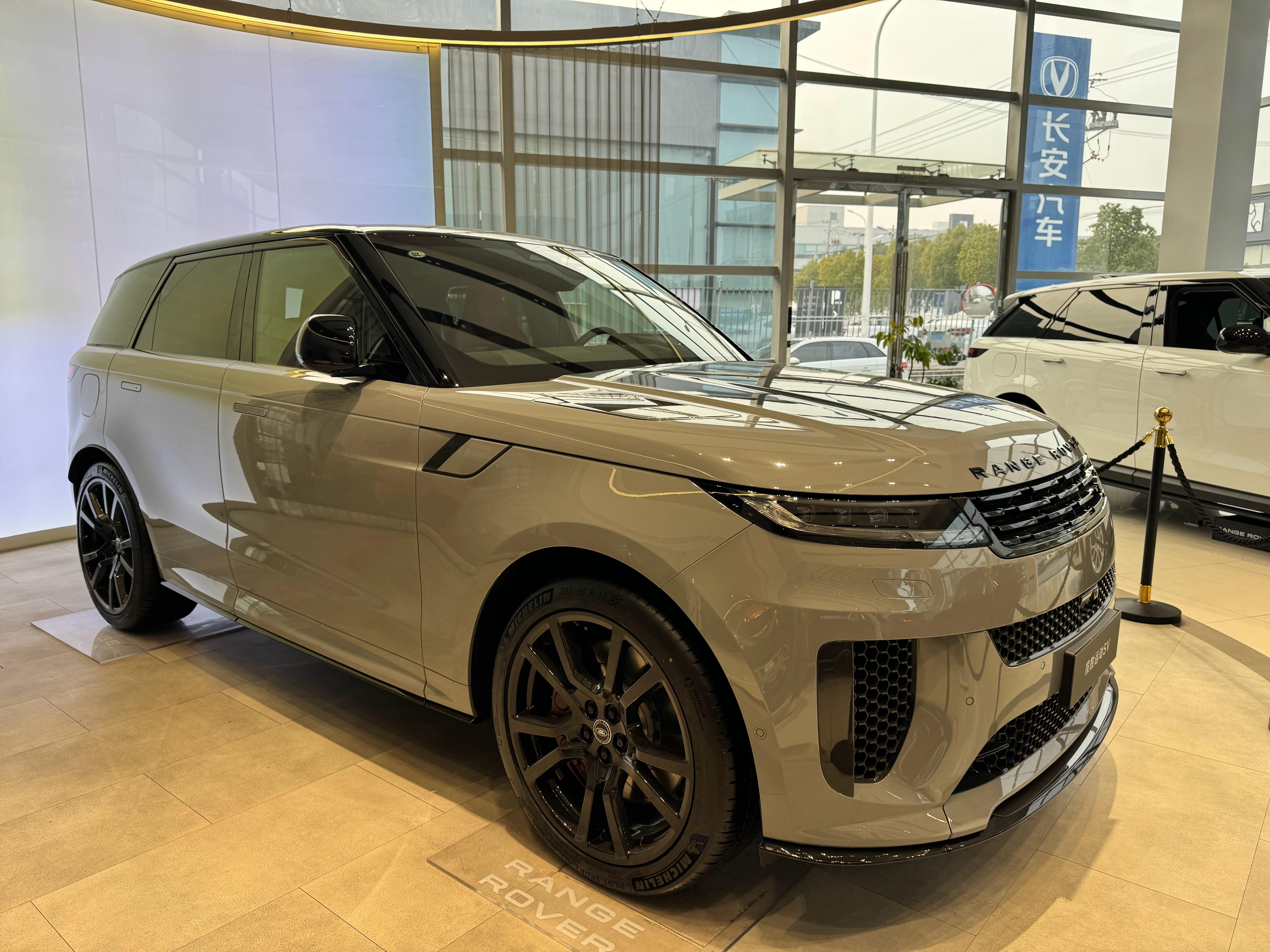 路虎揽胜运动SV版本，裸车价高达218万！搭载4.4T双涡轮增压V8发动机，最