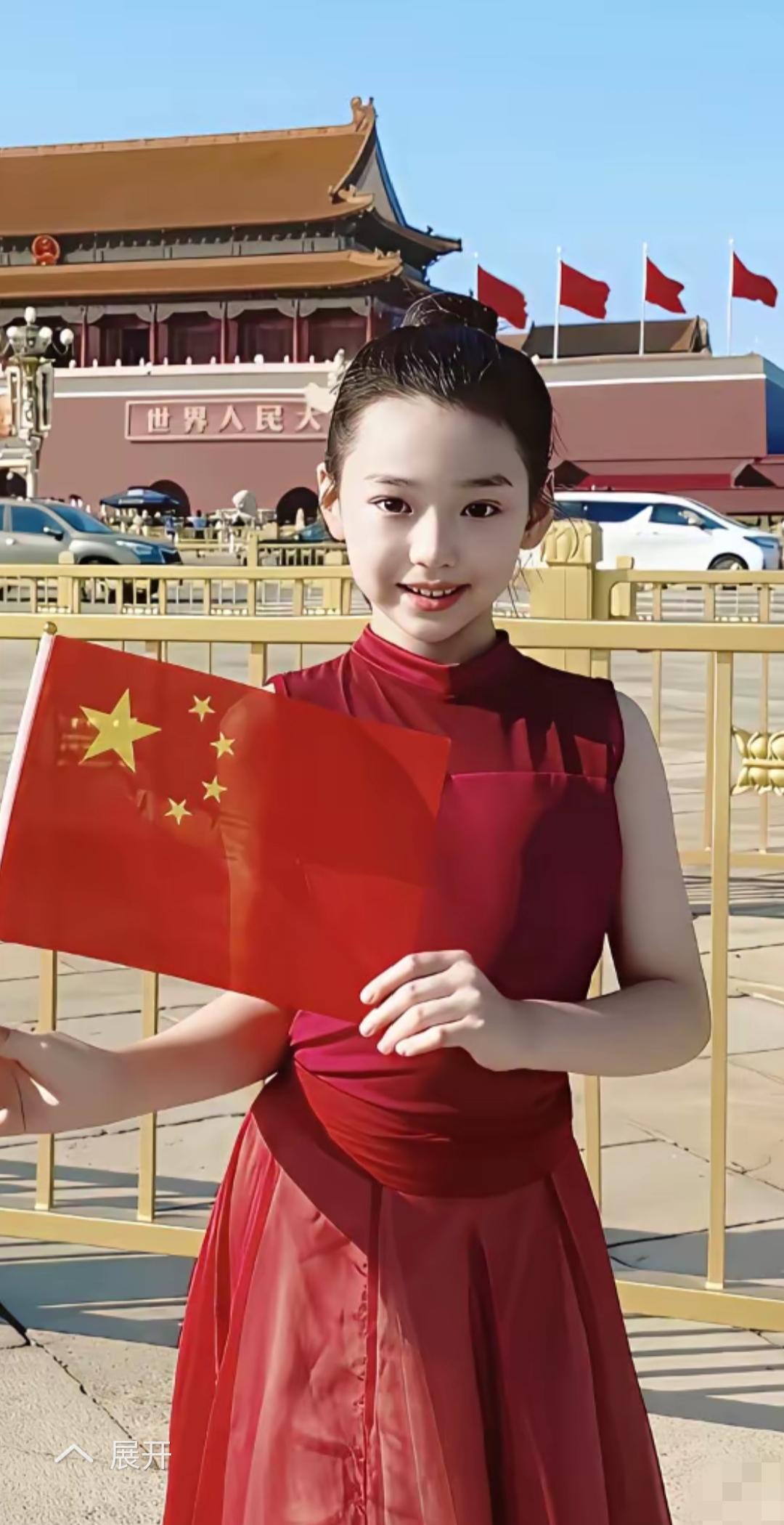 董璇女儿小酒窝，在北京天安门广场拍的漂亮照片，小酒窝这么小就稳稳当当，气质出众，