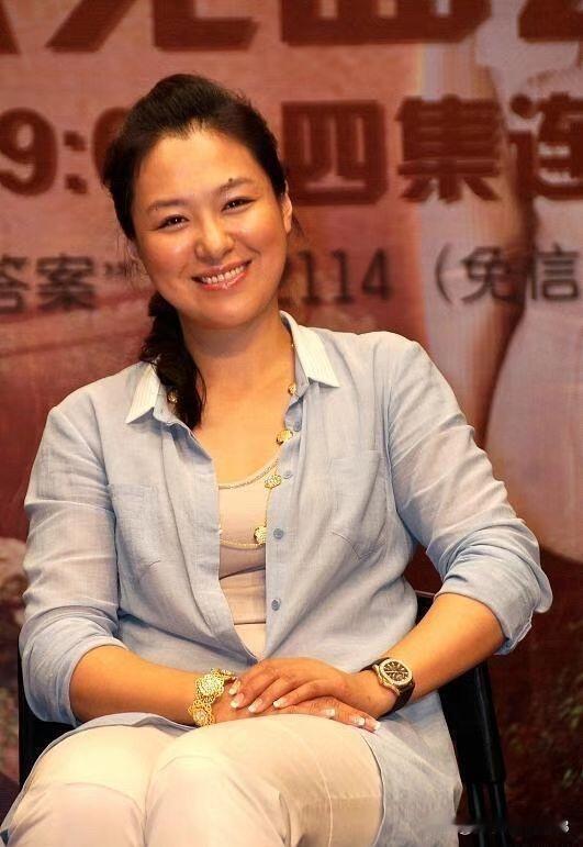 她真的是从年轻一直美到现在，在荧幕上的时候看她电视剧里眼神就那么明亮有神，气质就