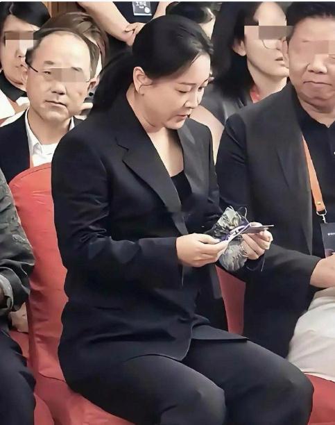 贾玲现在不只是看着胖回去点儿，感觉比之前更结实了，估计是一直坚持锻炼的缘故。