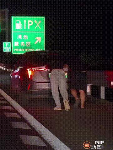 陕西西安一位车主国庆期间开着电车回家，结果车子在高速路上突然没电了，而周围也没有