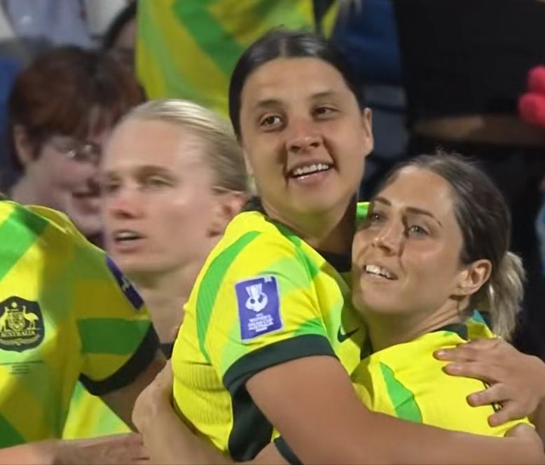 东道主澳大利亚晋级四强，但她们最该感谢的不是自己，而是对手朝鲜队自己送上的两份“