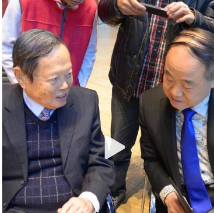 莫言手书挽诗悼杨振宁，忆大师生前相见点滴10月24日，杨振宁先生遗体告别仪