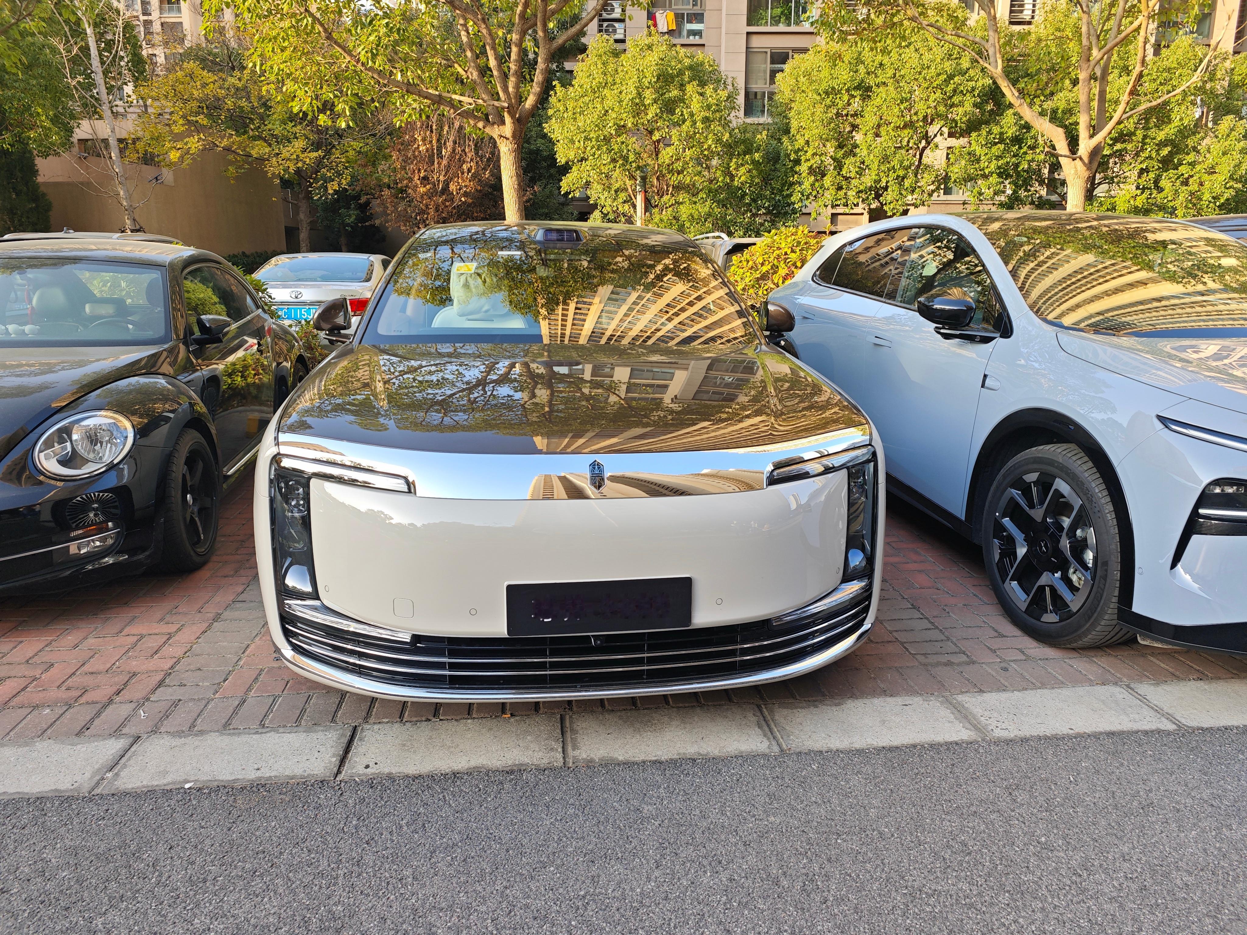 小区里一辆野生的尊界S800，好尊好心动，气场很足，忍不住多看几眼。尊界s800