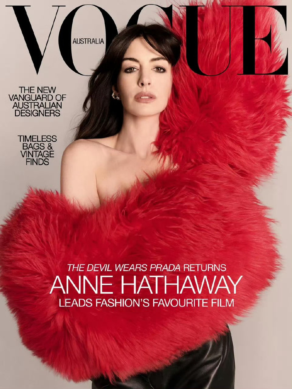 穿普拉达的女王2安妮·海瑟薇登上《Vogue》杂志澳大利亚版五月刊封面，由Lui