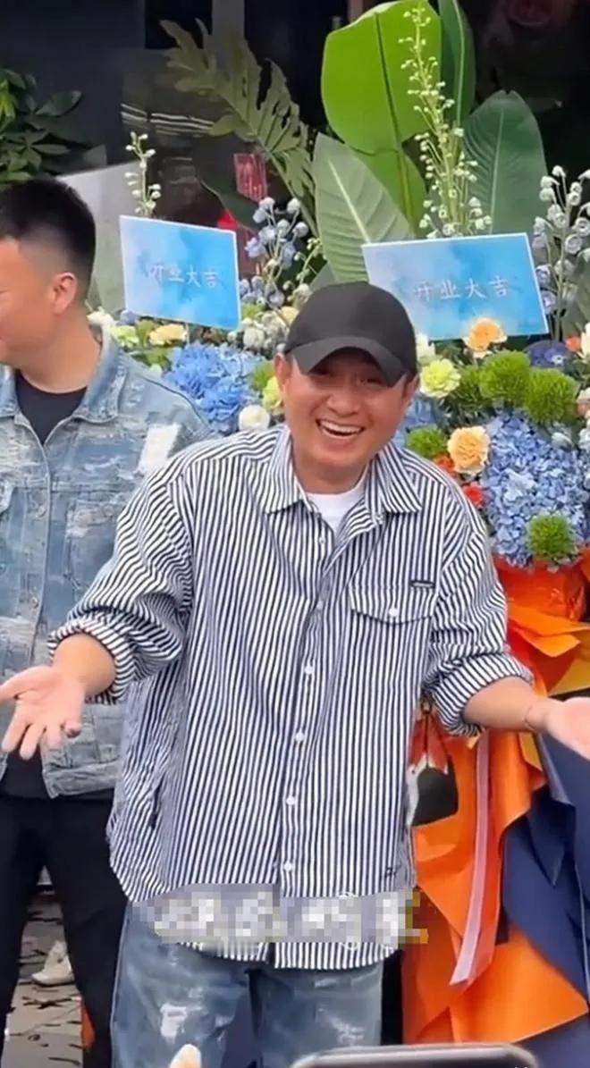 文章的陕菜馆“八号院儿”正式开业这天，上海街头的队伍排出去半条街，他戴着棒球帽跑