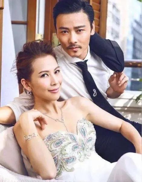 当年刘銮雄当众挑衅张晋，直言“你老婆陪了我六年”，场面一度十分尴尬。蔡少芬年轻时