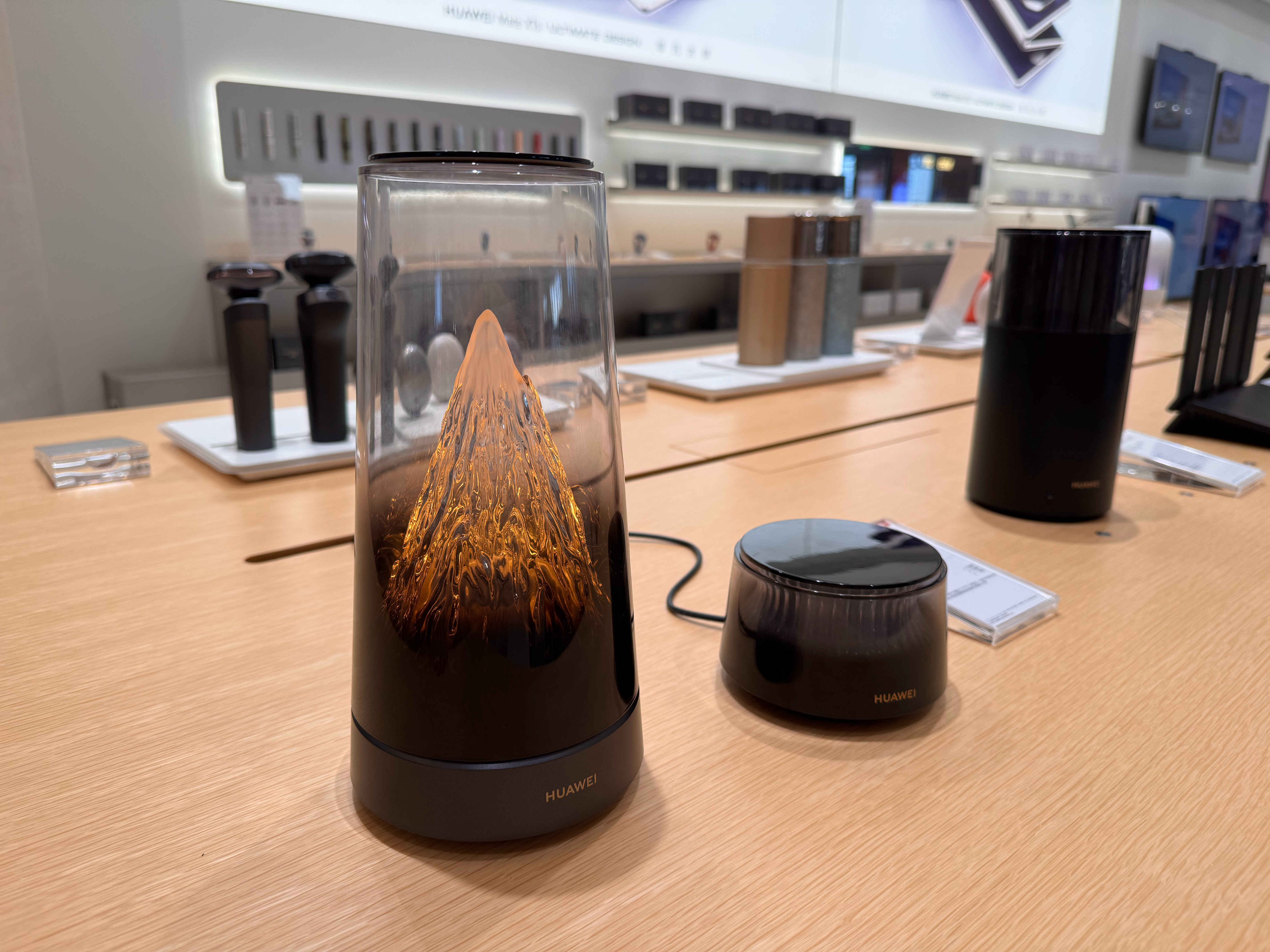 华为的日照金山路由器实物质感不错一大一小1999缺点是屁股后面还是有线这个估计没