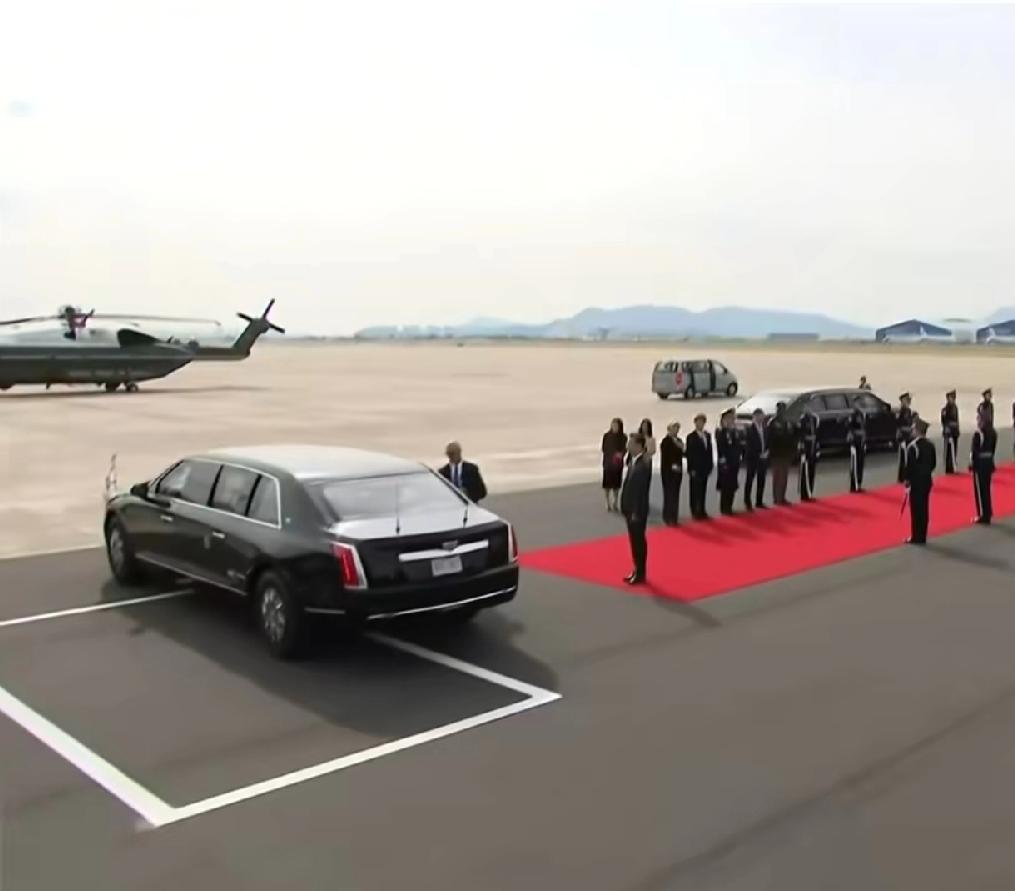 特朗普专车的司机，这开车技术不太行啊，韩国在机场，都划好停车位了，直接开过去，这