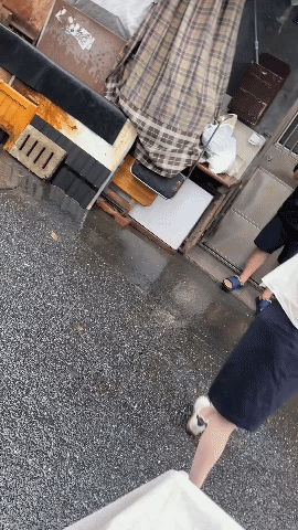 小伙子你太腼腆了，给你机会不中用啊