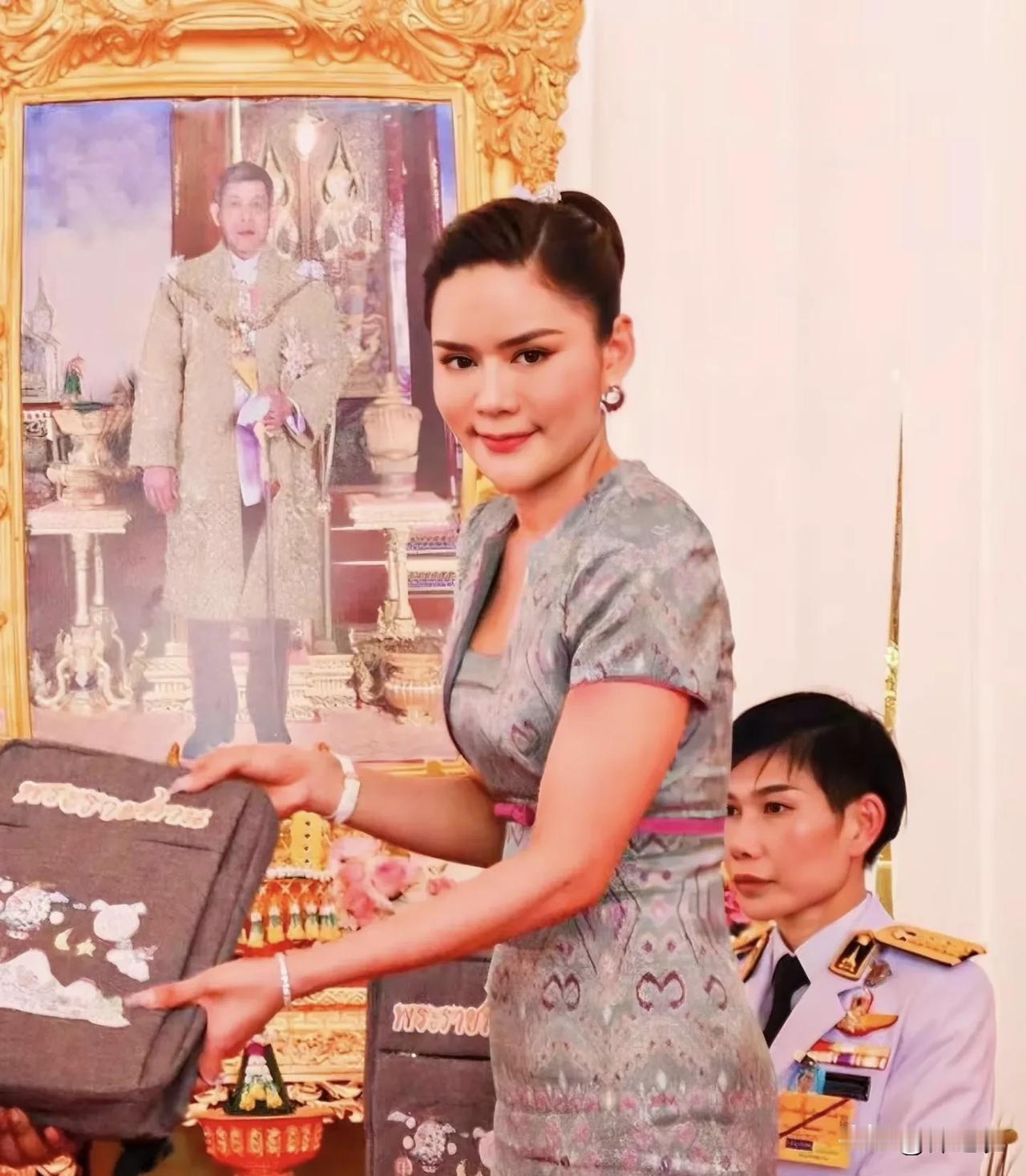 泰王这些妃子，就是妥妥的工具人又或者是打工人，因为她们只能自己单独出席公务。