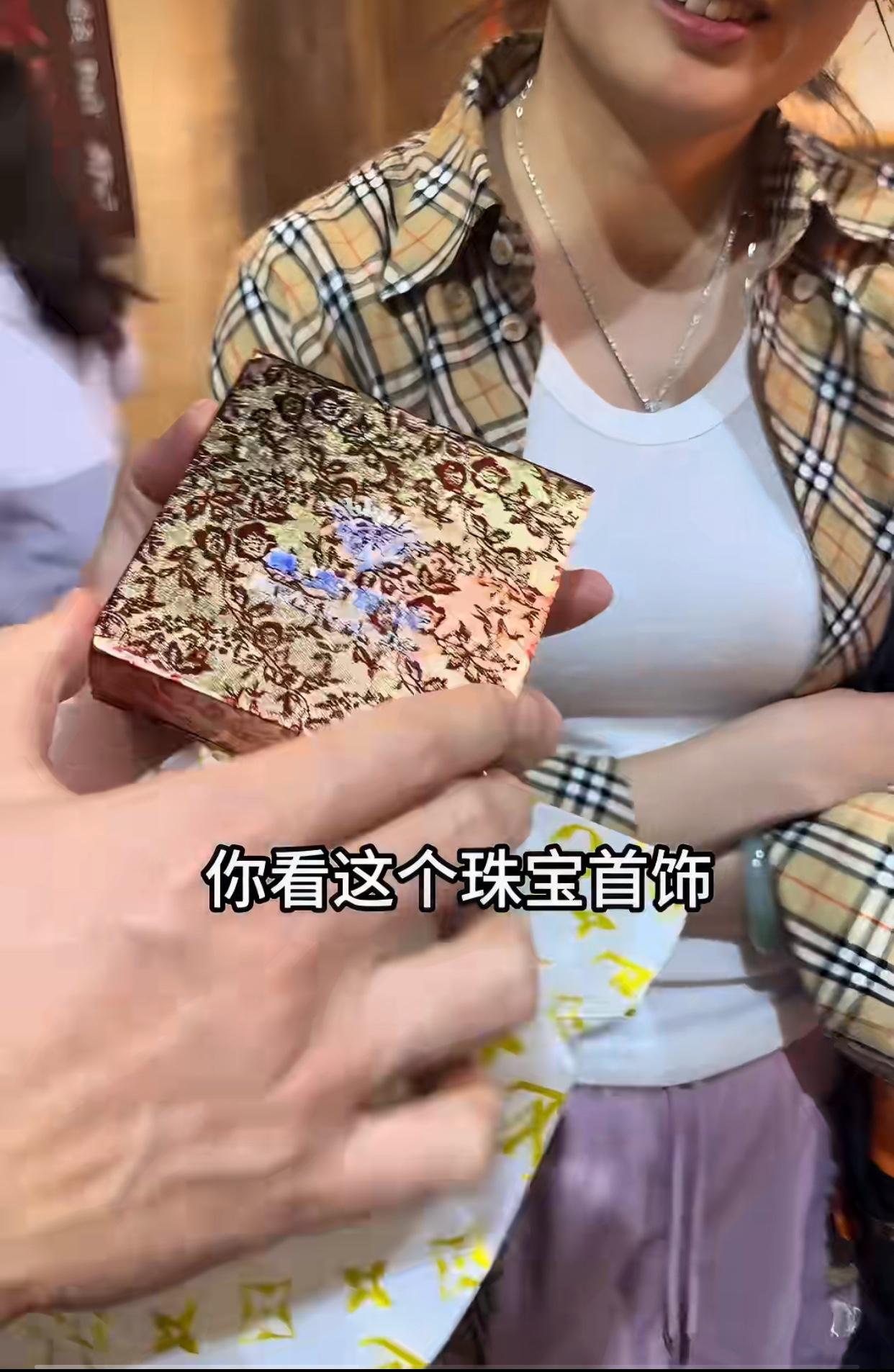 近日，一对父母带着两个孩子到香格里拉游玩，路过一家商店时，孩子要穿姓名珠，门口招