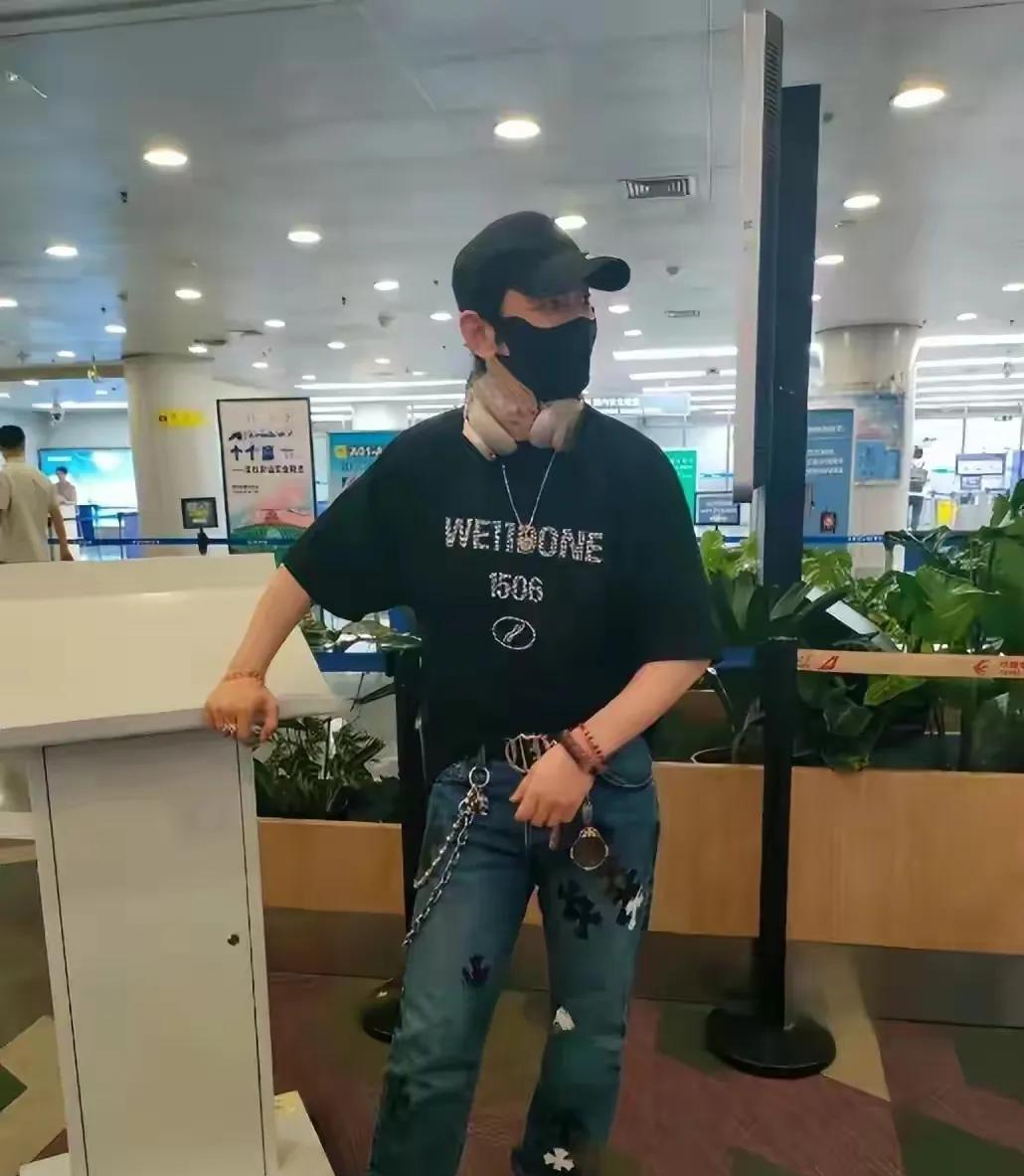 有点越来越不欣赏黄晓明了！这次看到黄晓明机场照片，总感觉怪怪的，按理说他也是奔