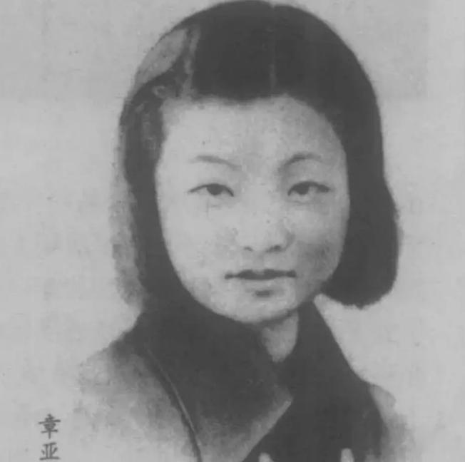 1942年，蒋经国情人章亚若被一针毒杀，她临死前对刚出生的双胞胎说：娘只是去睡一