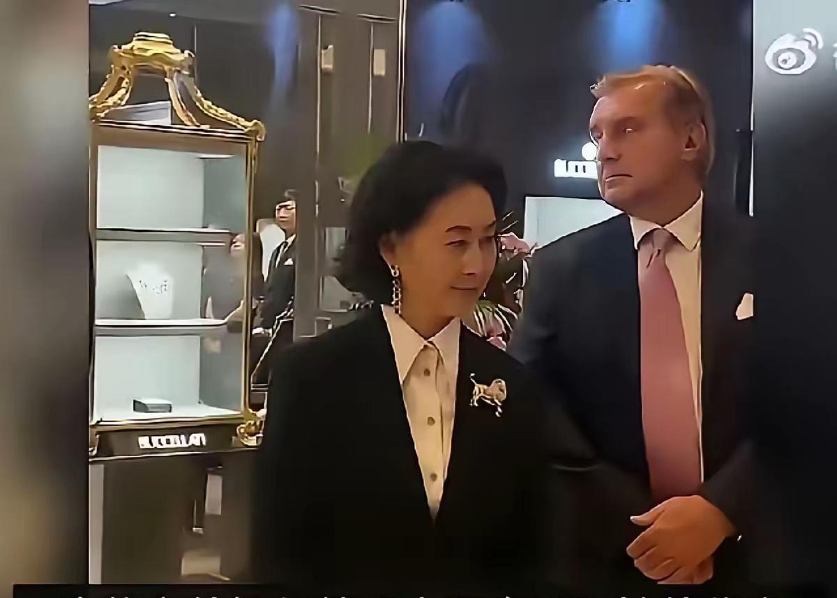 何超琼于3月31日发声明表示，因前证监会持牌代表陈芃余不断骚扰和恐吓她，决定向香