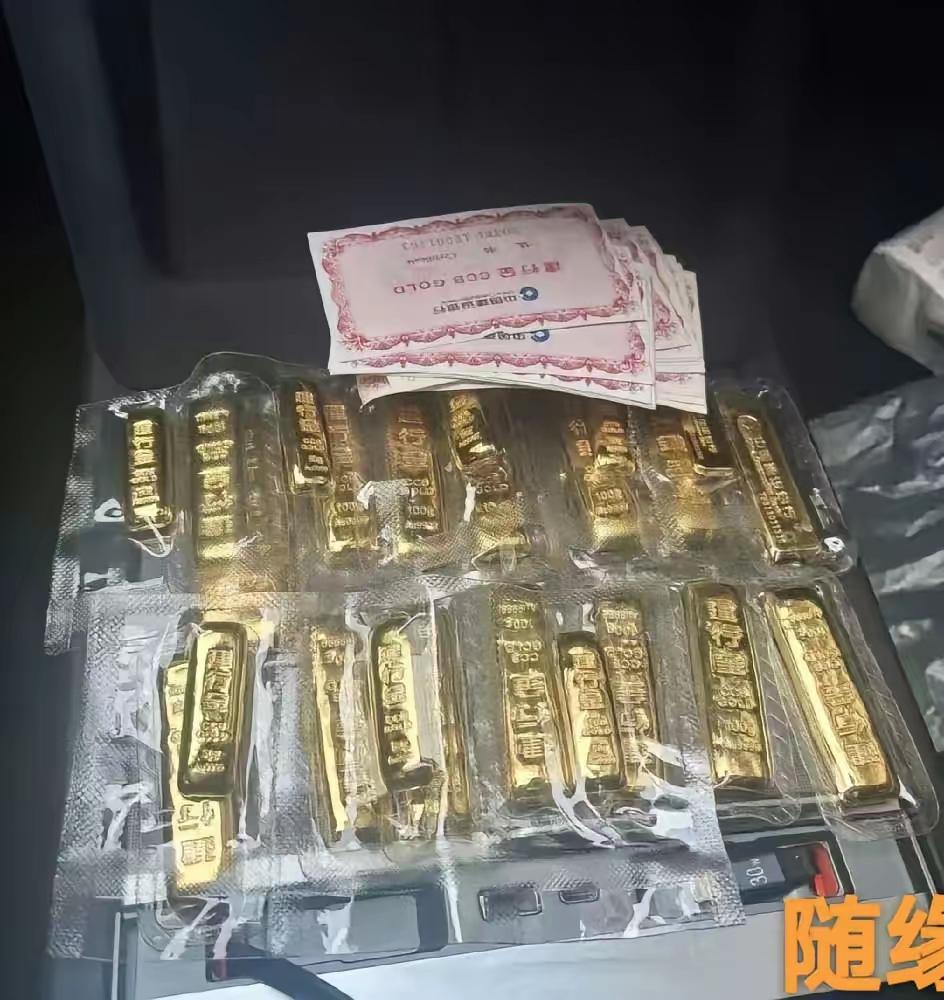 大量持有黄金的人，这次真要彻底坐不住了！​8月20日，不是黄金跌了，而是金价
