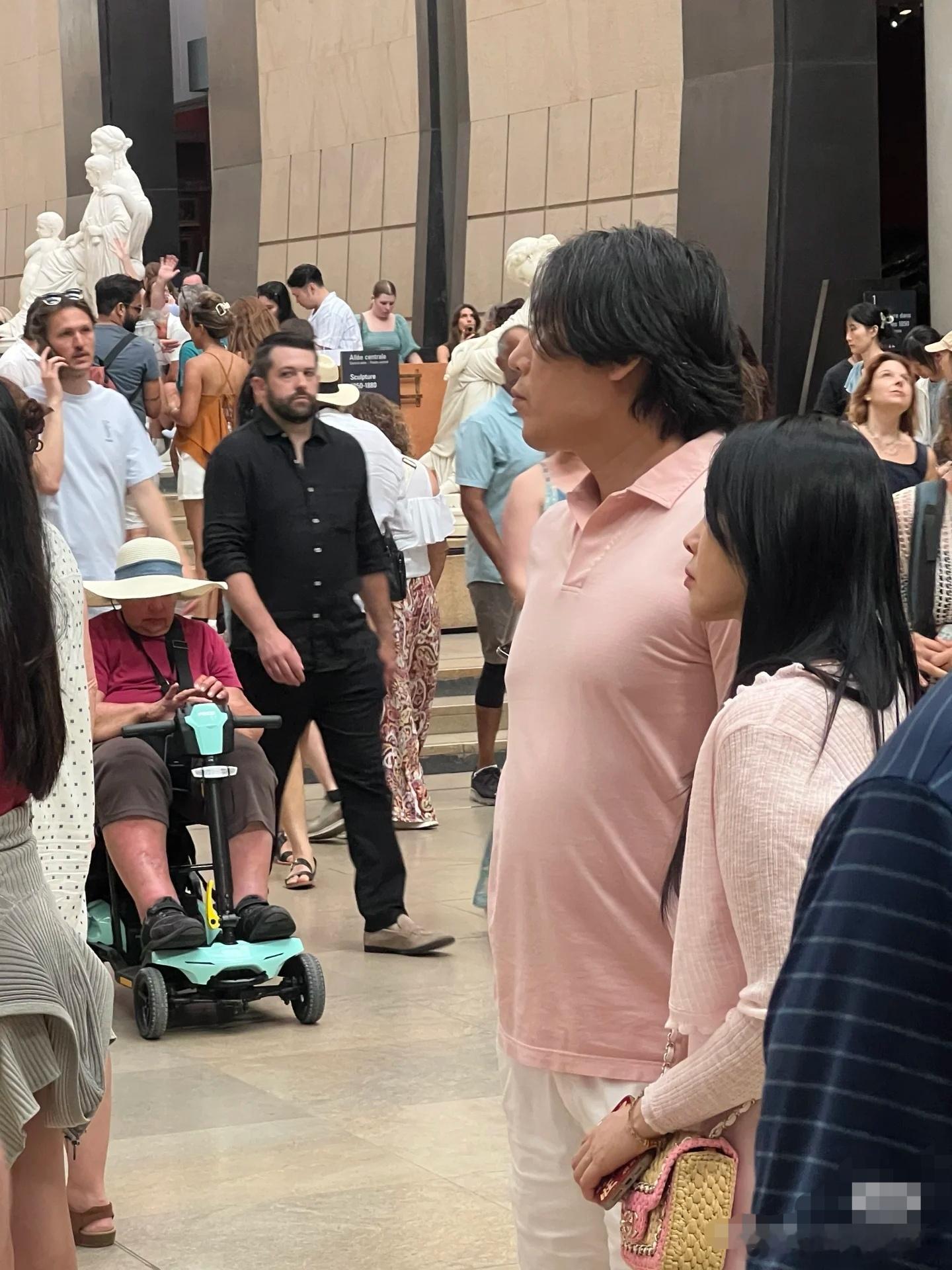 秦昊伊能静情侣装看展巴黎偶遇秦昊伊能静网友在巴黎奥赛博物馆偶遇秦昊伊能静，只见