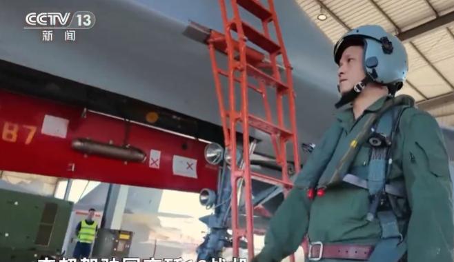 央视公开了，我军1架歼-16战机，在海上近距离缠斗F-35！结果1架歼-16战机
