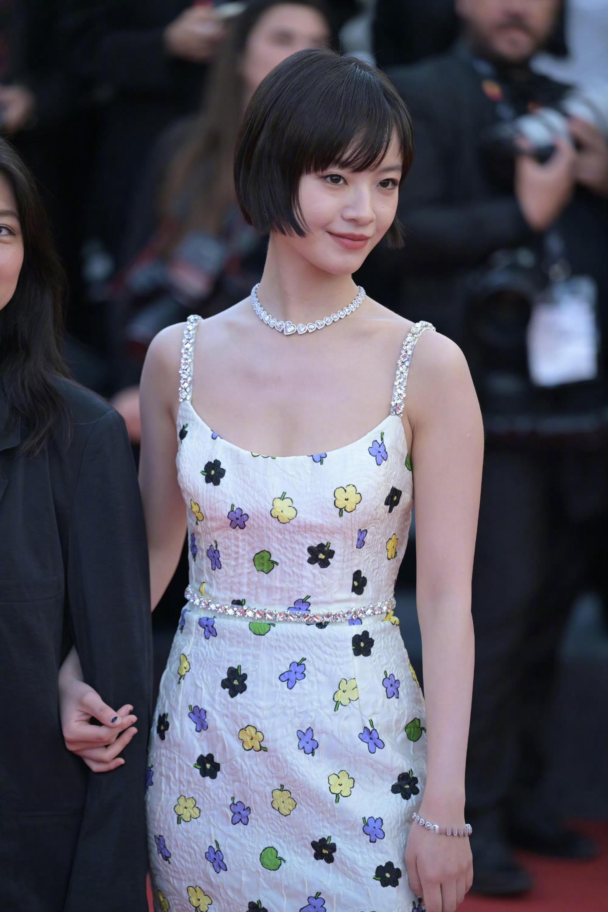 戛纳电影节在《峡湾》首映红毯上，《无名女孩》导演邹静，主演李庚希亮相。