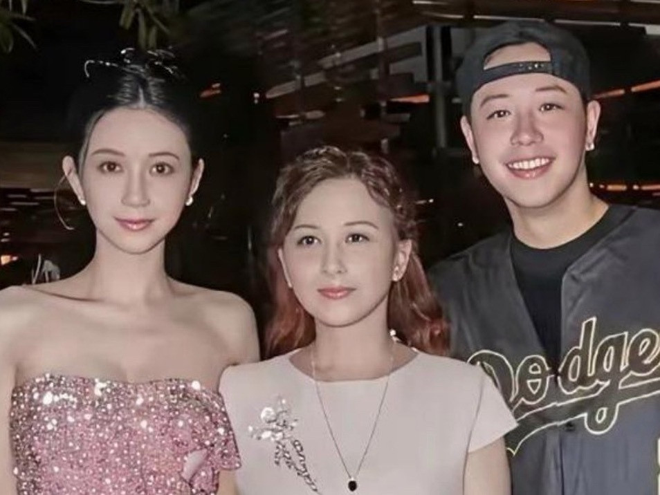 不得不说，潘玮柏老婆的五官很有辨识度，再看她妈妈眉眼和轮廓几乎是复刻版。