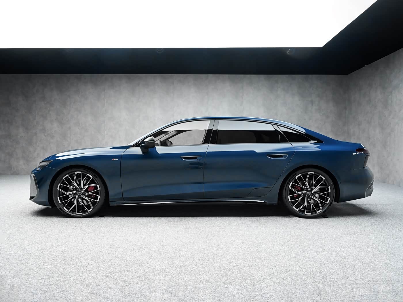 新车全新奥迪A6L的两款外观，黑色是雅致，蓝色是运动，这一代差距非常小了，我更