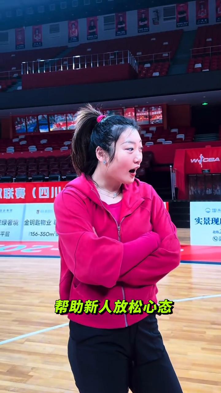 李梦在场边训练的欢乐名场面，全是东北人爽朗搞笑的本色出演。·第一个就是经典的掉