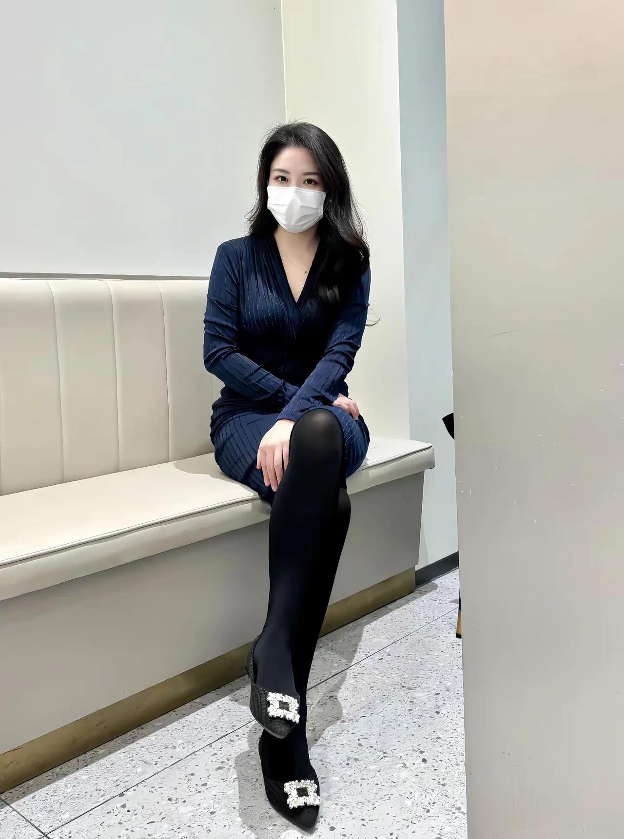 酒桌上的祝酒词敬领导就说：“感谢您平时的指点，我干了，您随意。”给对
