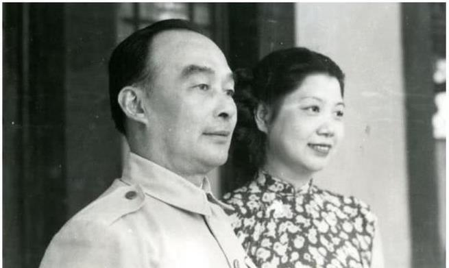 1949年，胡宗南跟随蒋介石退守台湾后他的父亲来到军营找他，张口就喊：“让你们军