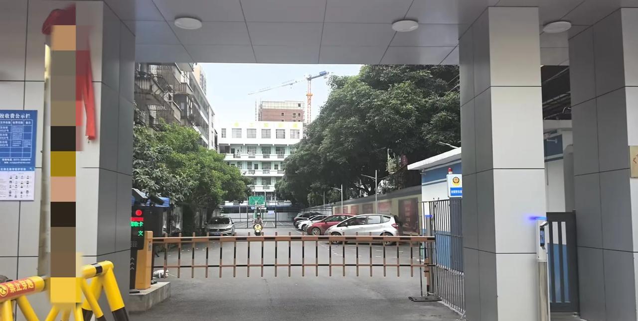 听说下半年有部分初高中取消住宿了，家长们觉得天都塌了据说今年开始我们这里的市区