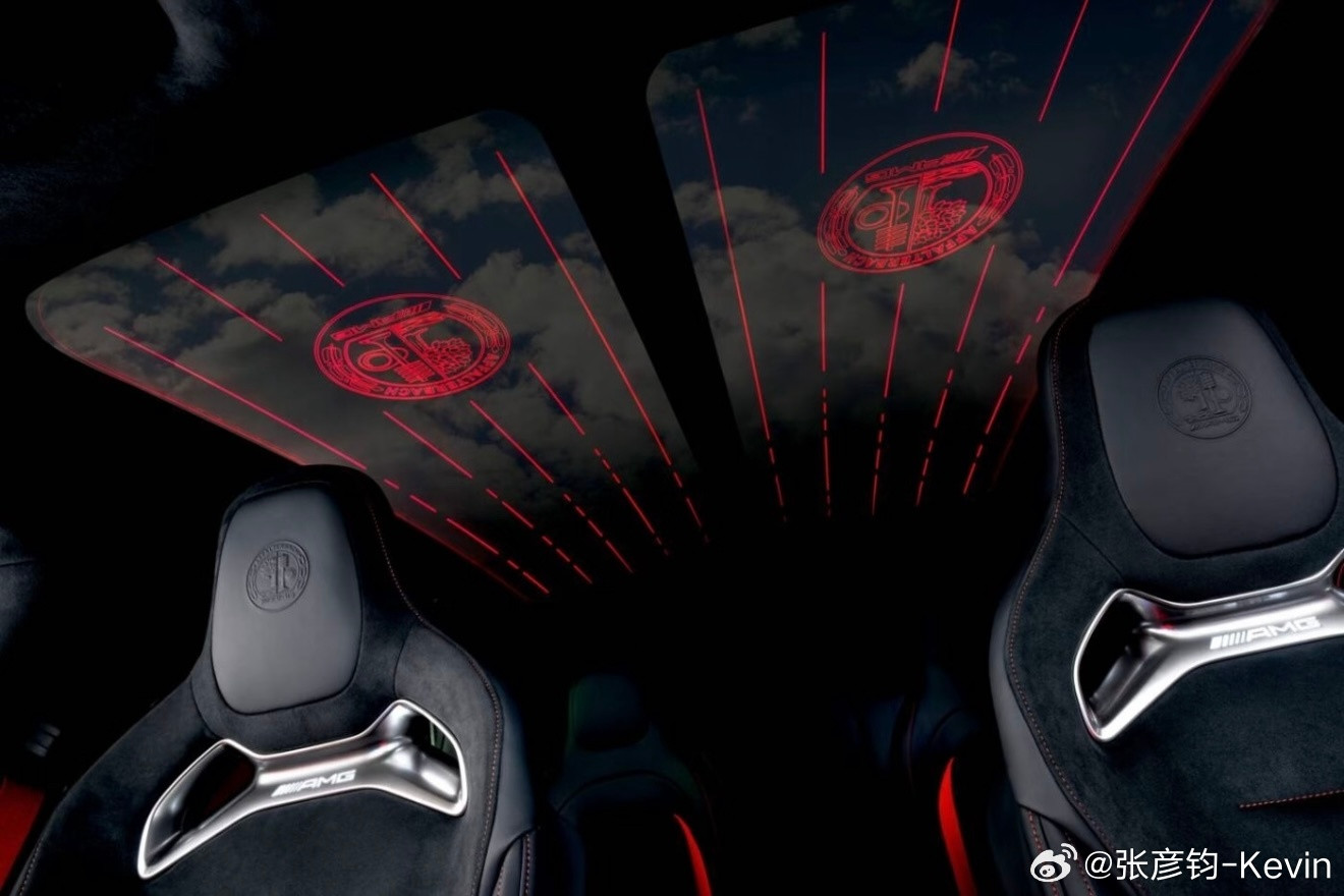 奔驰发布全新AMGGT四门版内饰，CLA同款垂直三块大屏，外加两侧圆形大出风口