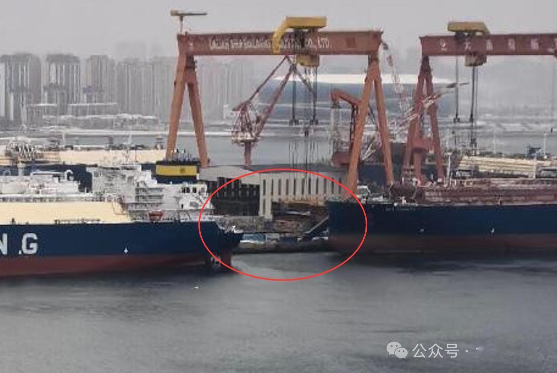 大连干船坞里的“大家伙”果然进展神速，除了球鼻艏外，舰艏部分大部分到位，不过舰艉