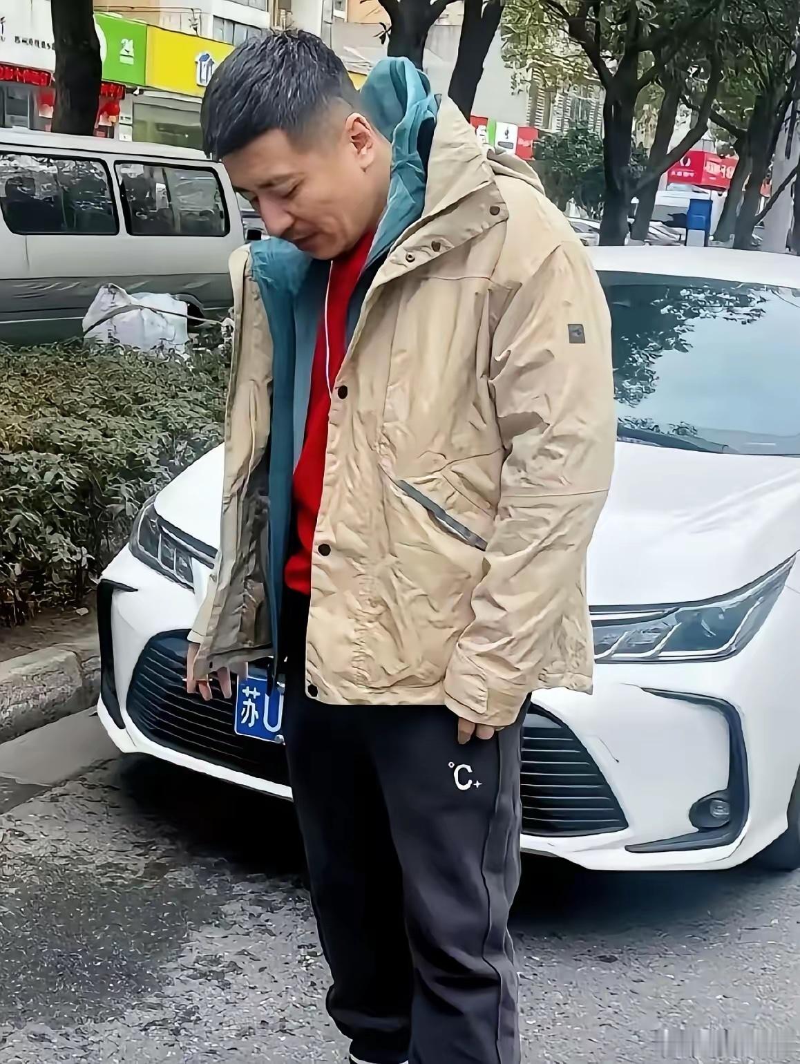 这张张雪峰老师的抓拍照，看得人心里不是滋味。衣服皱的，皮鞋和裤子完全不搭，耳机挂