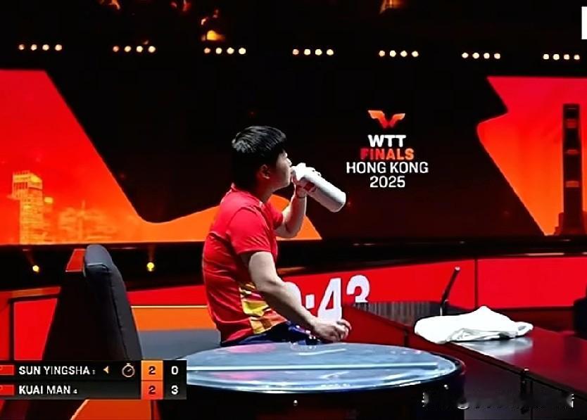 孙颖莎这个笨蛋，有伤直接退赛就好了，非要打完干嘛呢！毕竟都是内战了。邓亚萍202