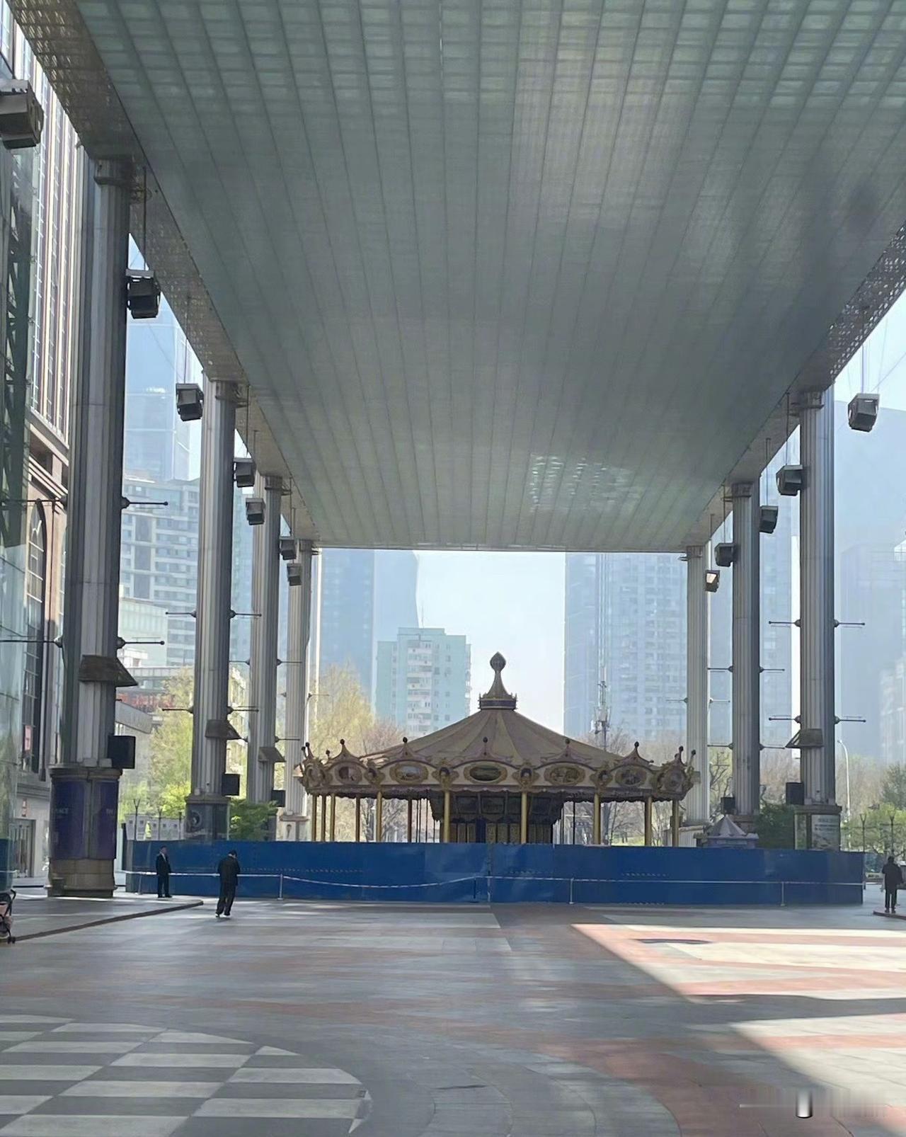 朋友说:北京世贸天阶的旋转木马也开始拆了​​​。为啥拆？升级改造，很多硬件不行