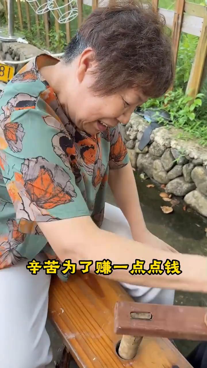 每天四点多起来辛苦，为了赚一点点钱没办法的，一直都这样做。外皮都是鳗鱼打成泥的，