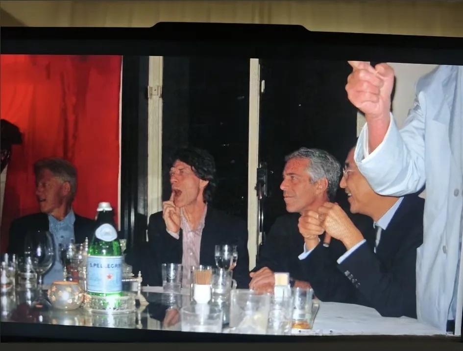 从公布的爱泼斯坦案件的照片看，克林顿和爱泼斯坦在同一餐桌上用餐，显得非常自由放松