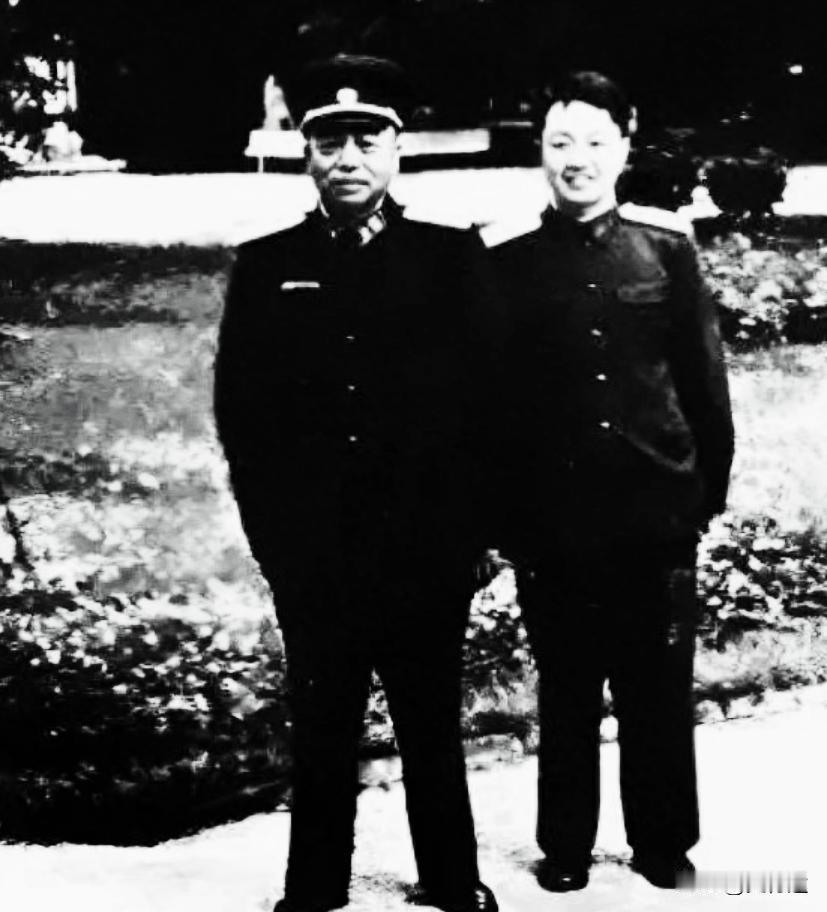 彭老总的“忠臣”景希珍，与彭老总不离不弃，1954年留下珍贵合照有一张旧照