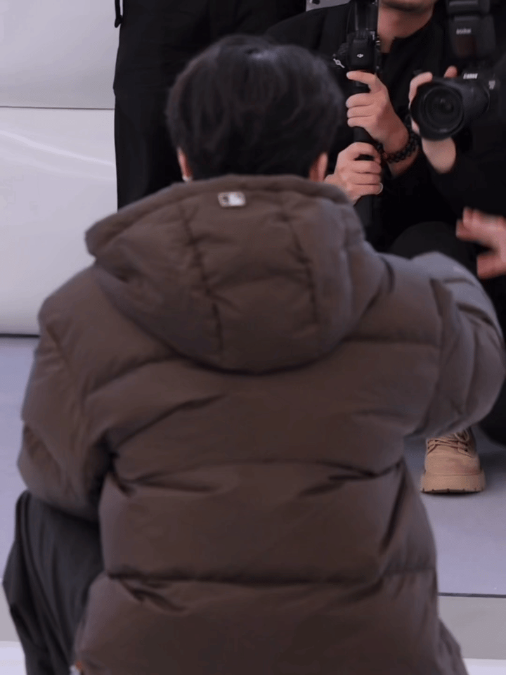 张凌赫此男不简、、把羽绒服穿得这么带派